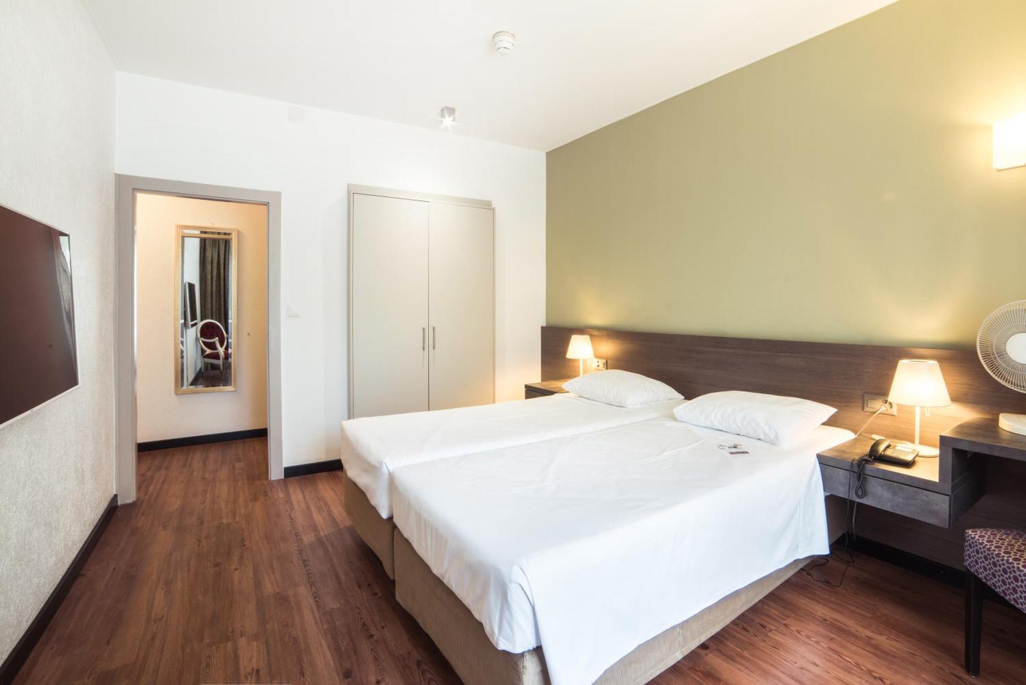 Hotel Montana Geneva Room photo