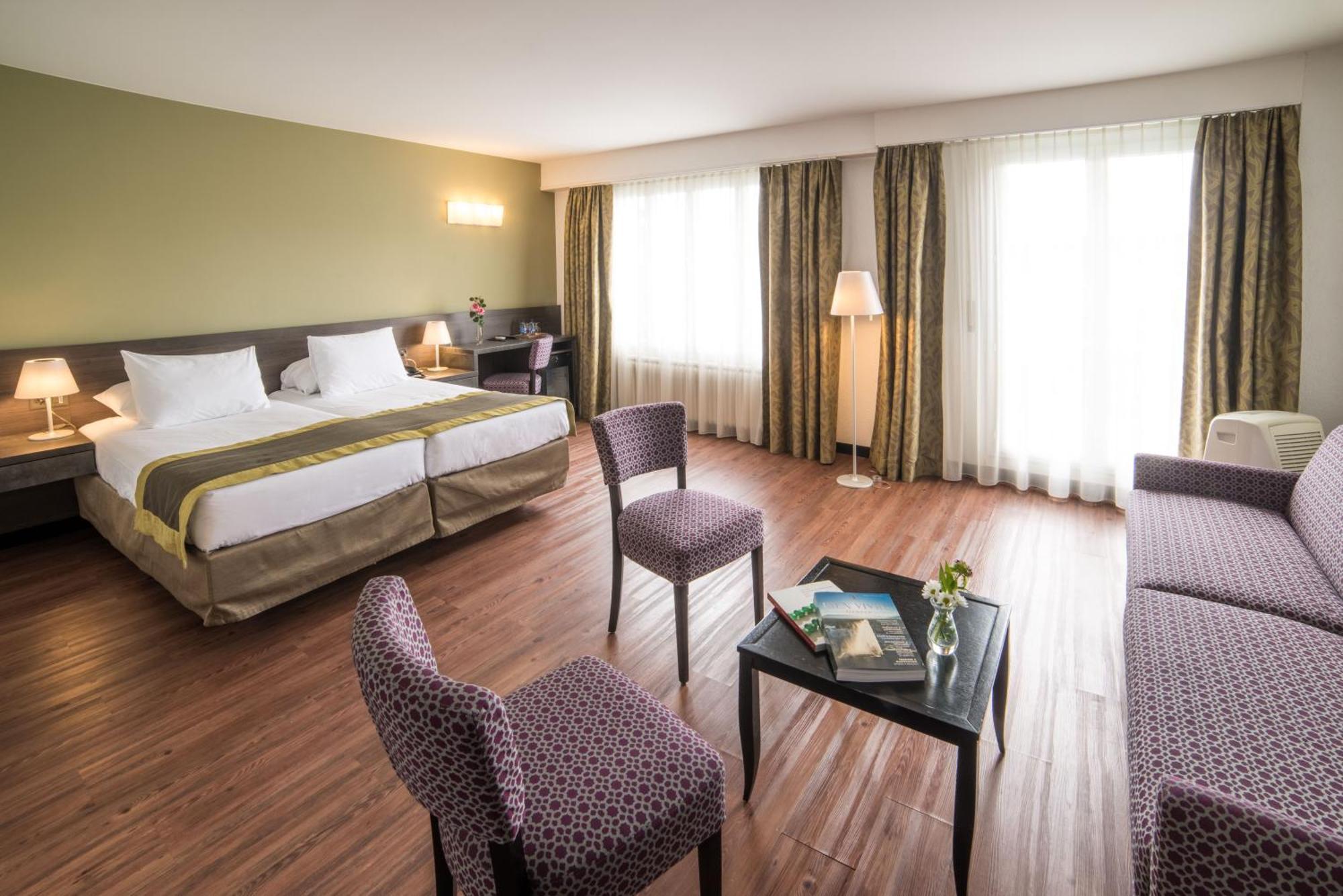Hotel Montana Geneva Room photo